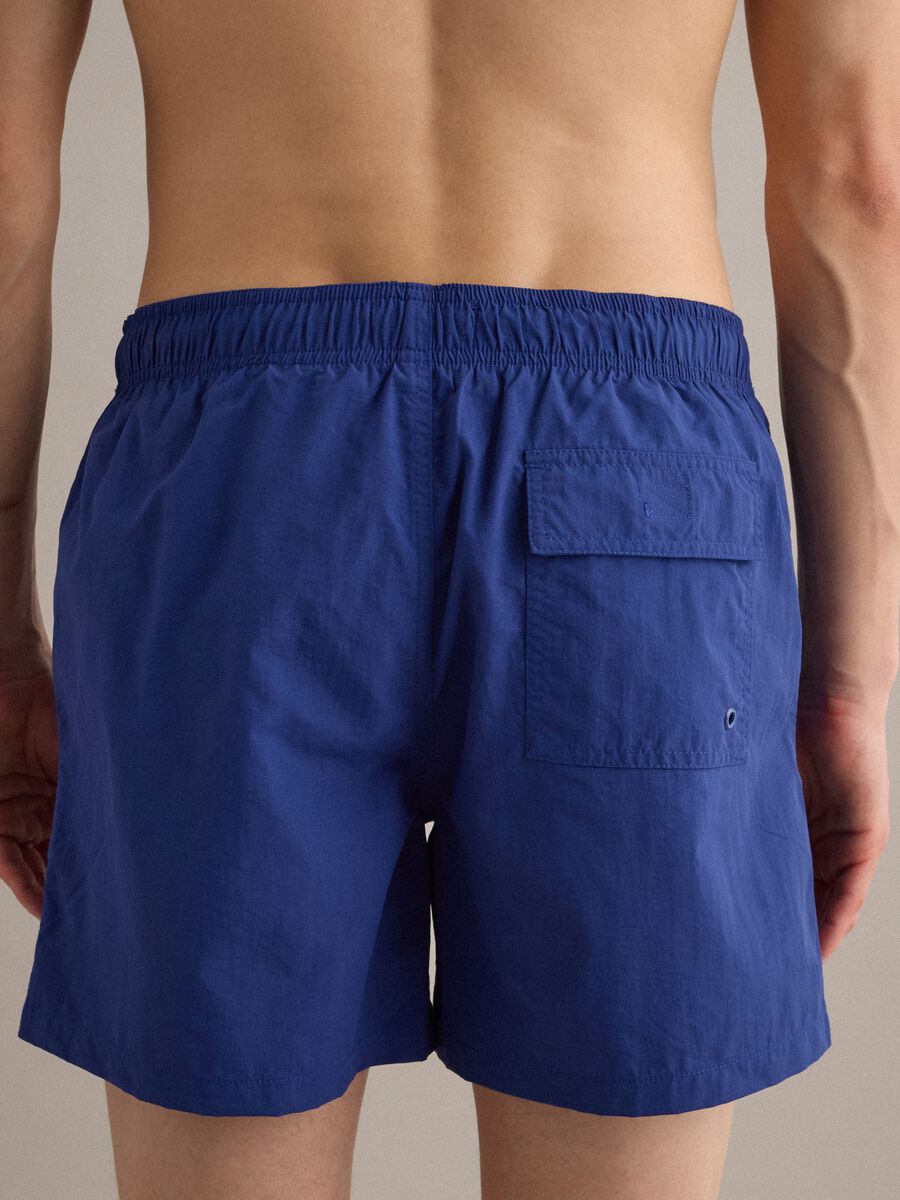 Boxer da mare blu con vita elasticizzata e coulisse_4
