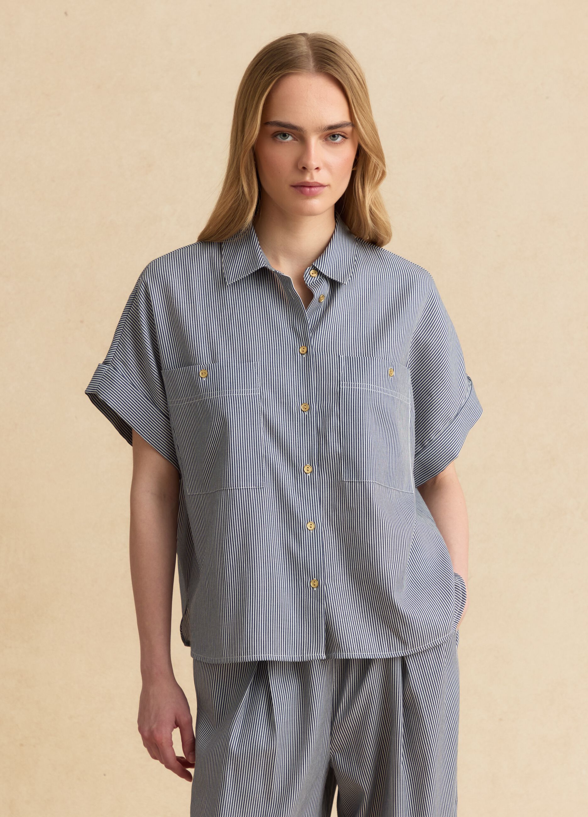 Camicia a righe bianche e blu a maniche corte regular fit con taschini