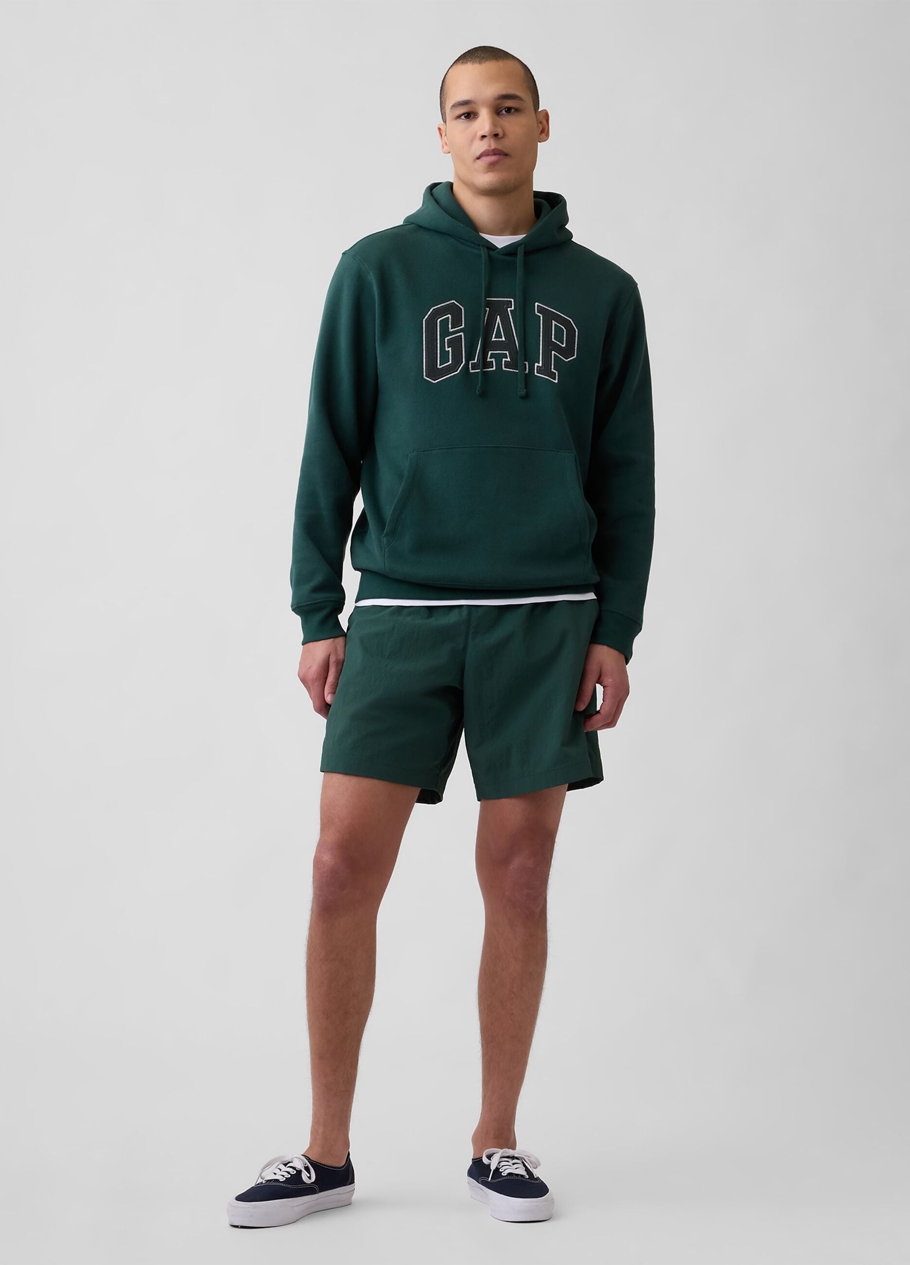 Felpa con cappuccio e logo GAP in misto cotone
