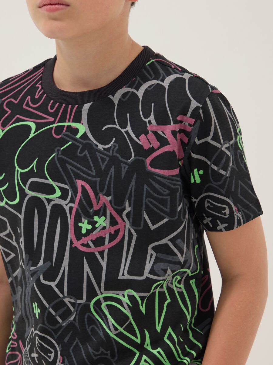 T-shirt multicolor in puro cotone con graffiti da ragazzo regular fit_2