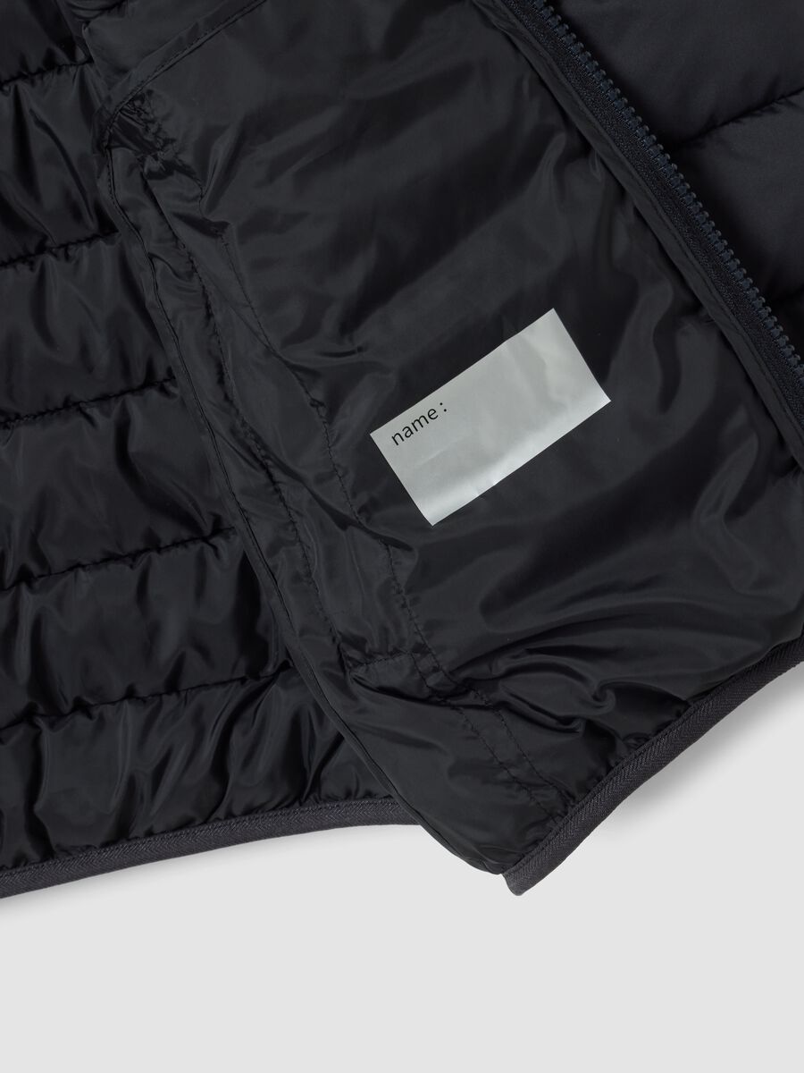 Giubbotto Ultralight nero imbottito con cappuccio e zip per ragazzo_7