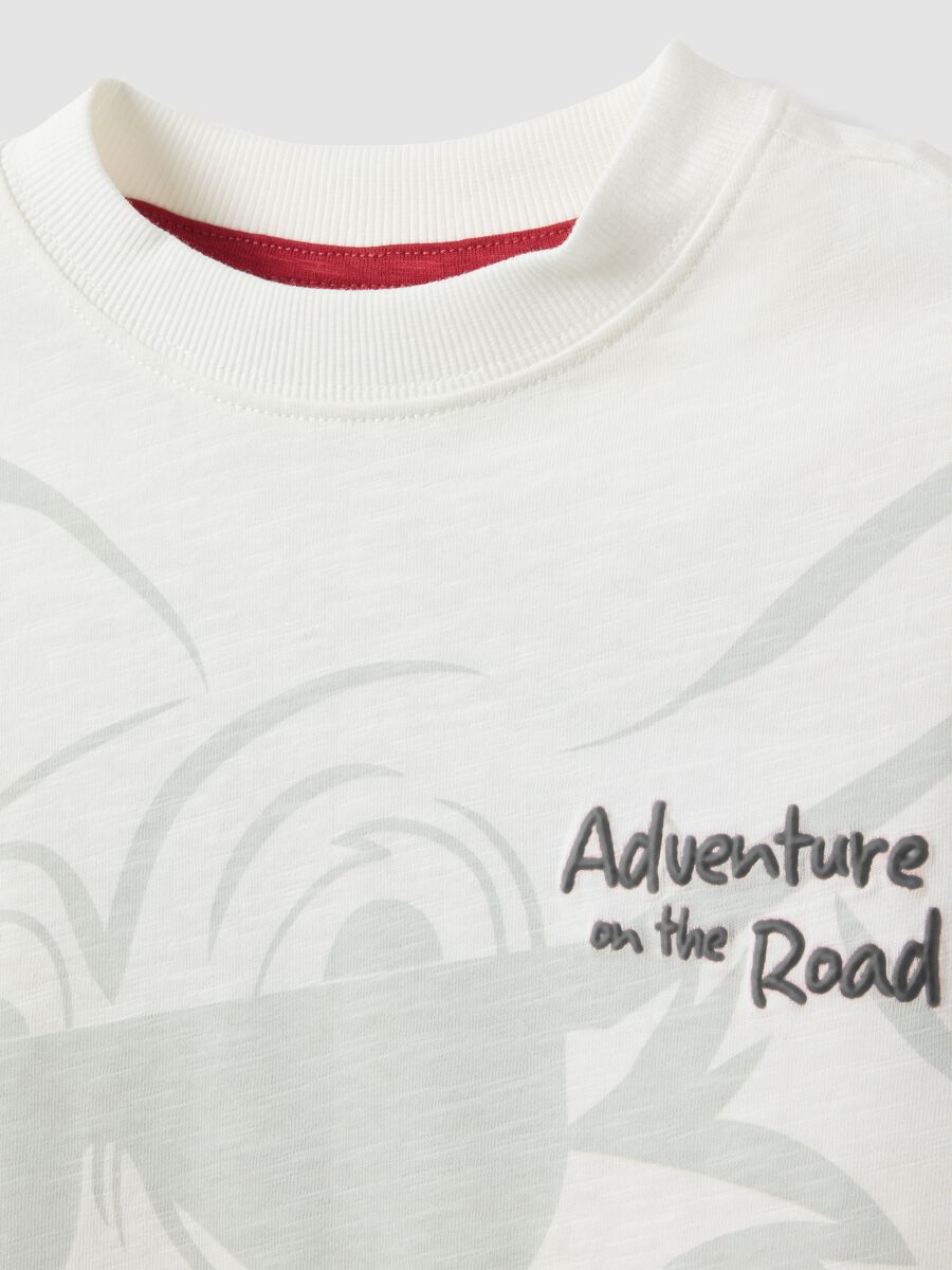 T-shirt in puro cotone bianca da bambina oversize fit con stampa_2