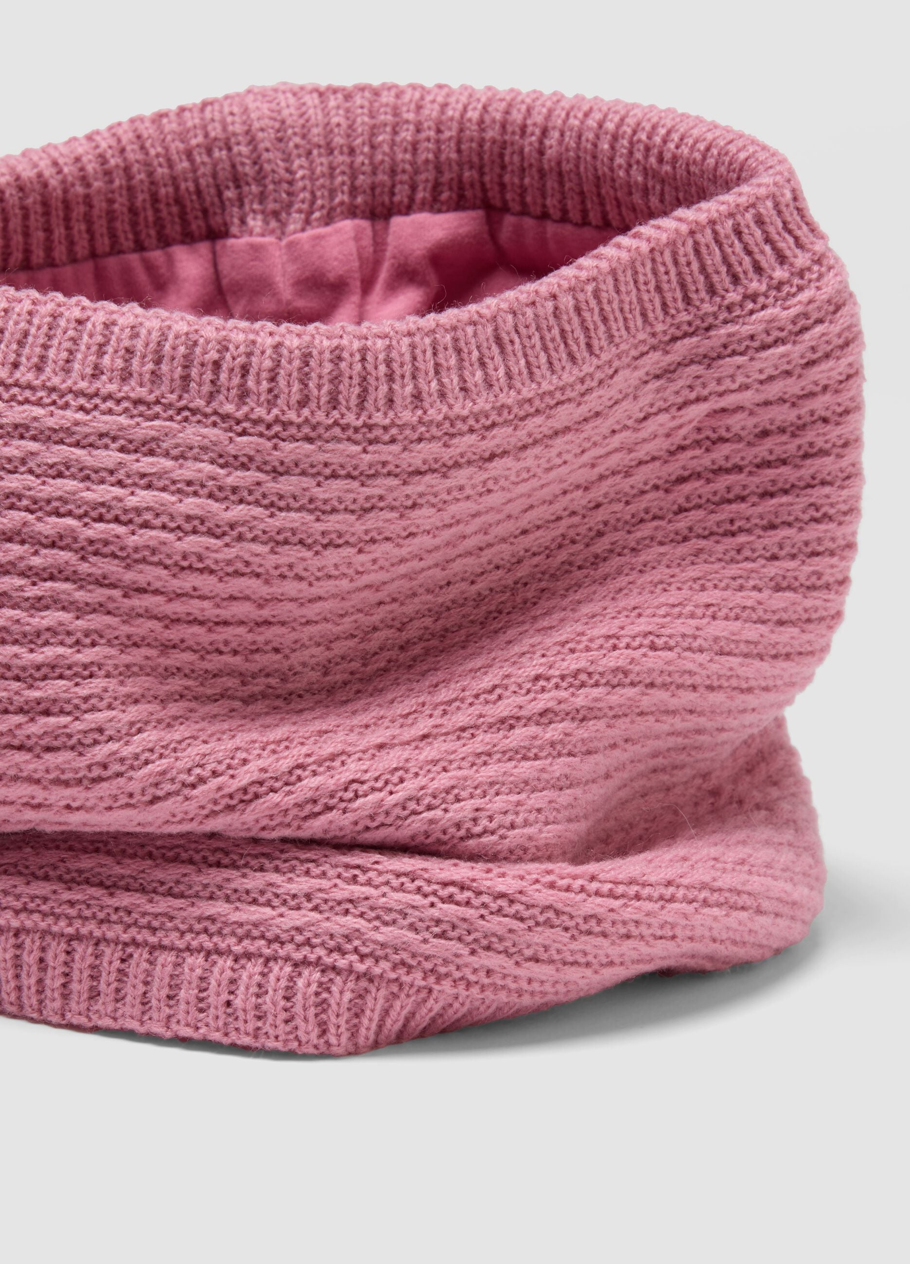Sciarpa rosa in maglia a collo ad anello