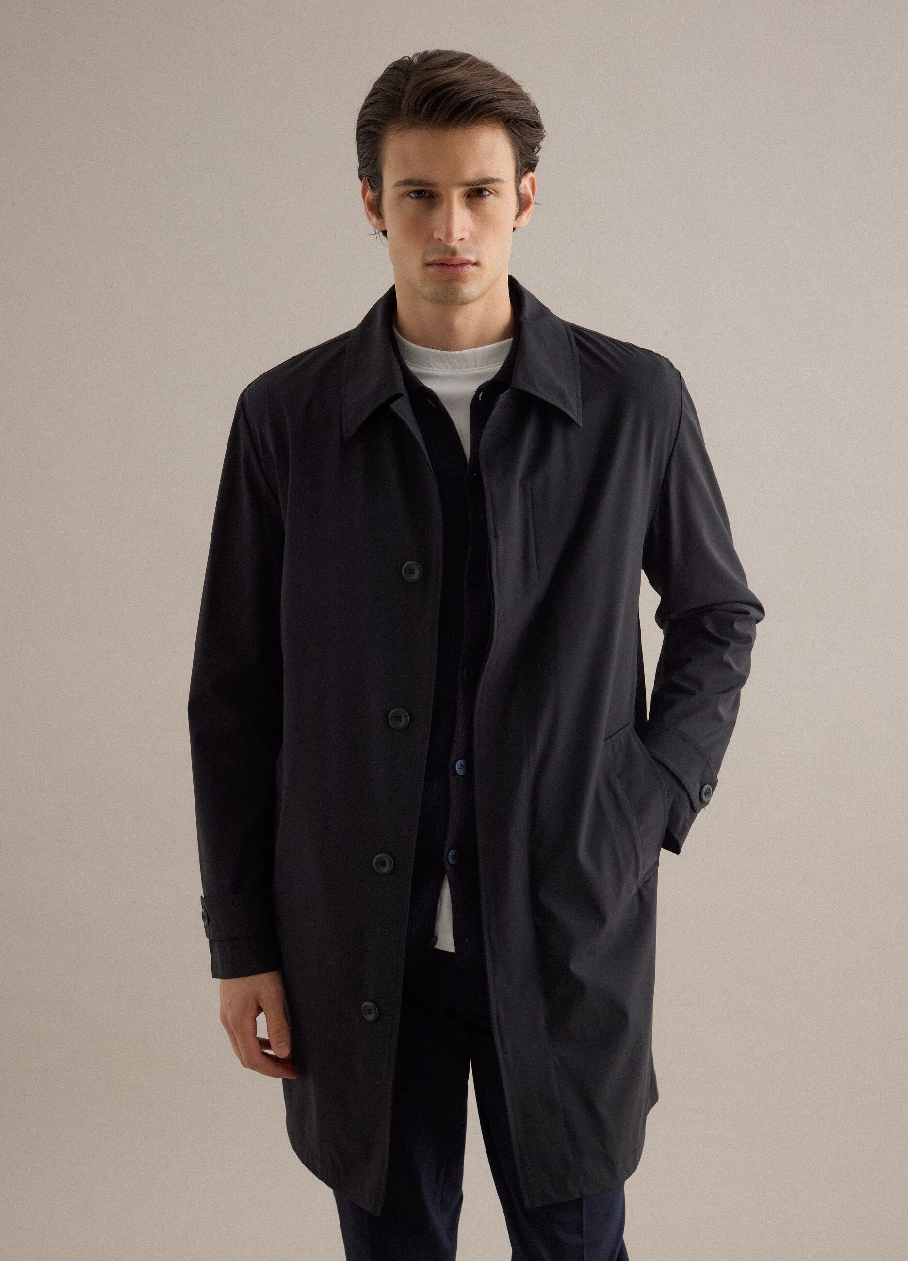 Trench lungo nero regular fit con bottoni