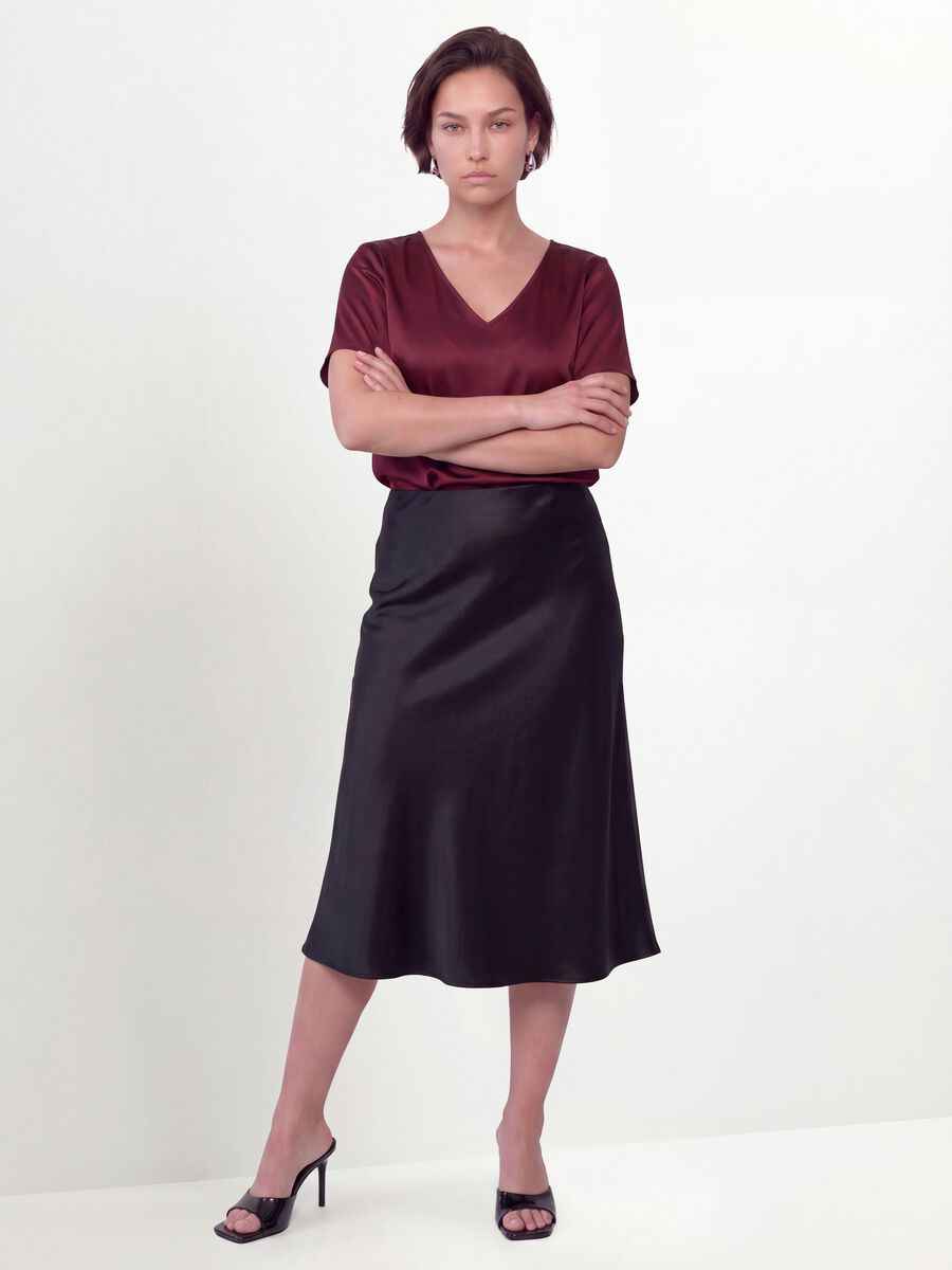 Red satin V-neck blouse in stretch fabric, regular fit_2