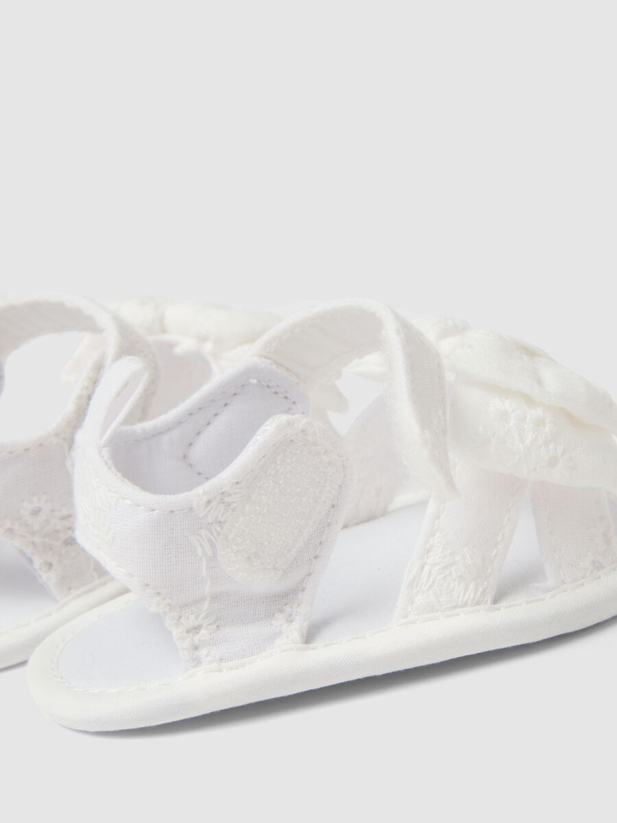 Sandali in puro cotone bianchi da neonata con velcro e fiocco_2