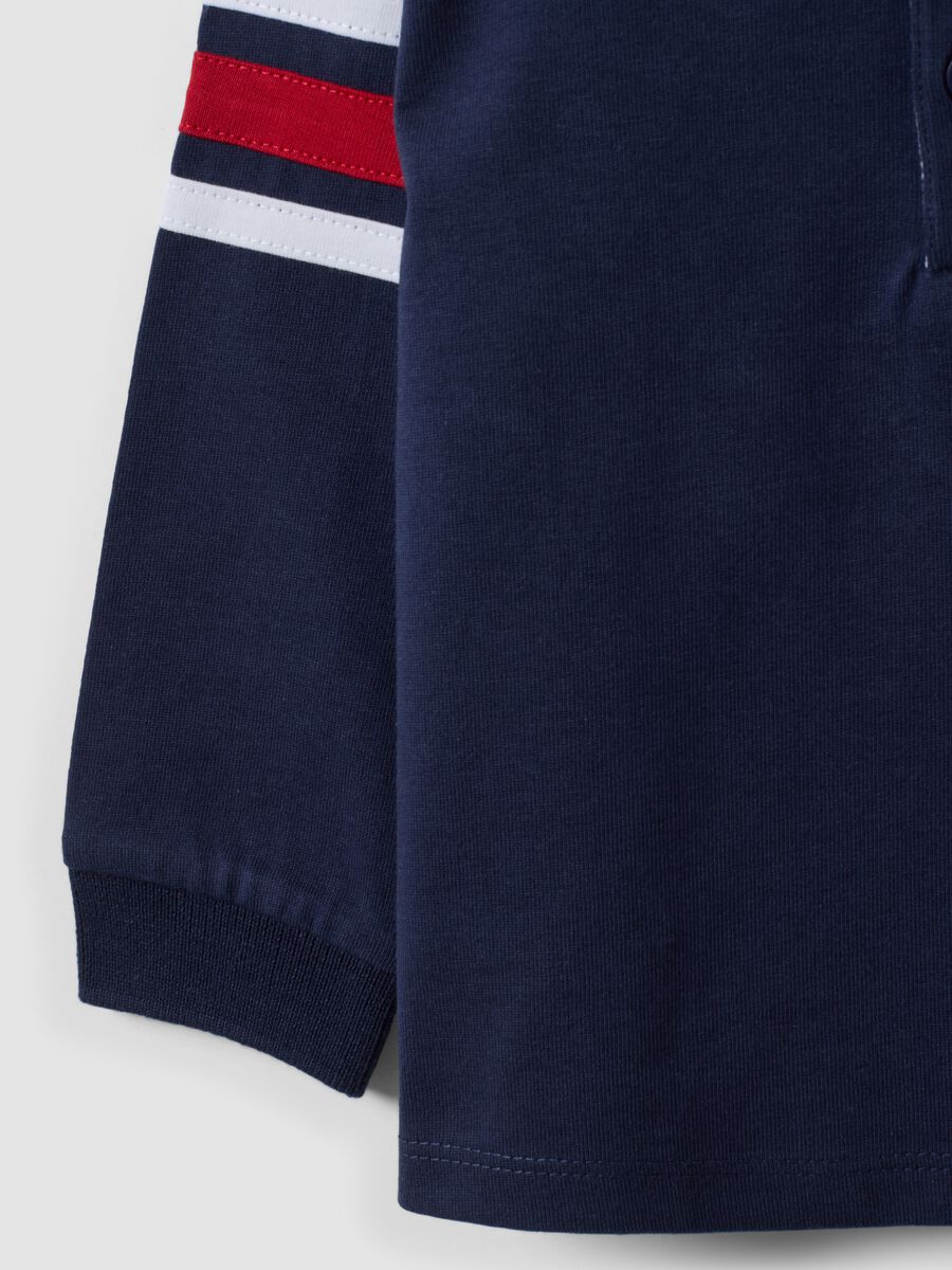 Polo blu in puro cotone organico con stampe Mickey & Friends per bimbo_3