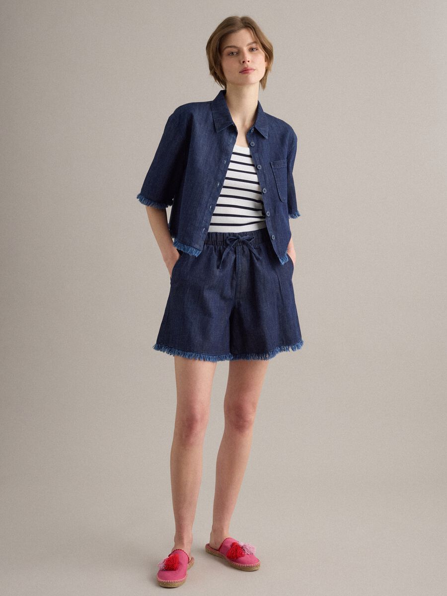 Blue cotton-blend denim shorts, regular fit with frayed hem_0
