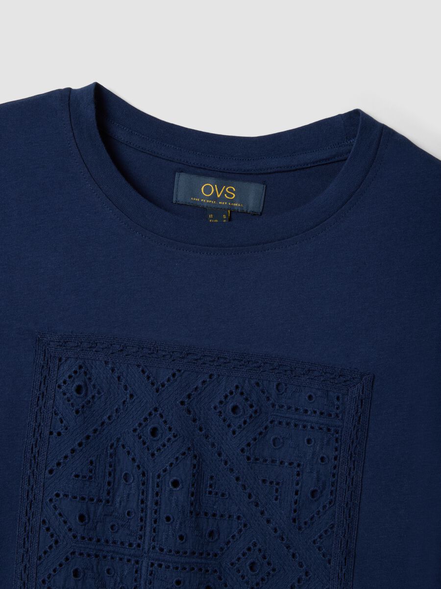 Blue regular-fit pure cotton T-shirt with perforated detail_5