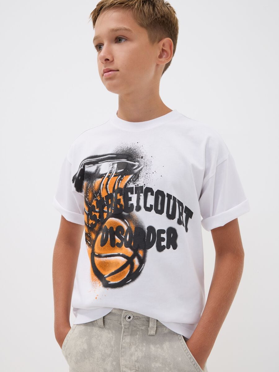 T-shirt over fit bianca in puro cotone con stampa grafica basket per ragazzo_0