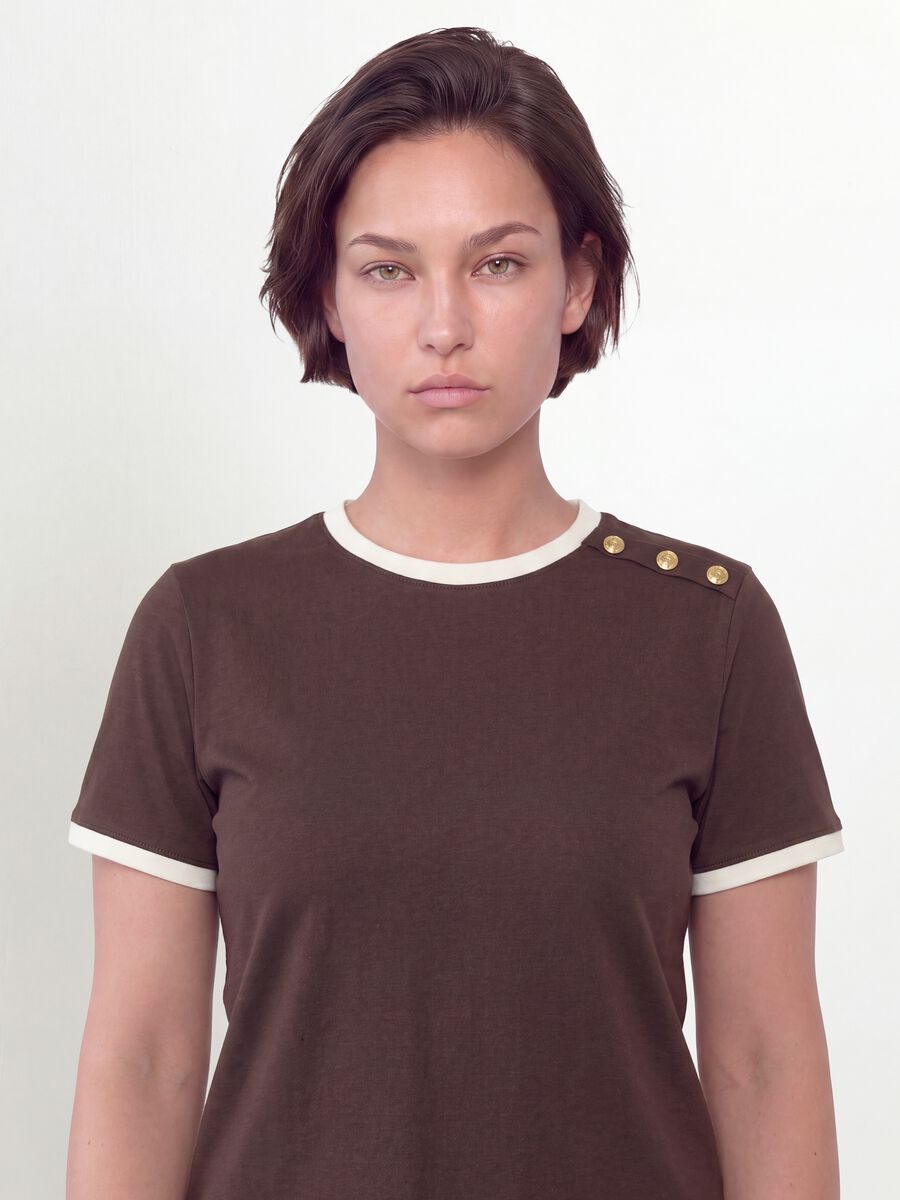 T-shirt marrone in puro cotone con bottoni regular fit_2