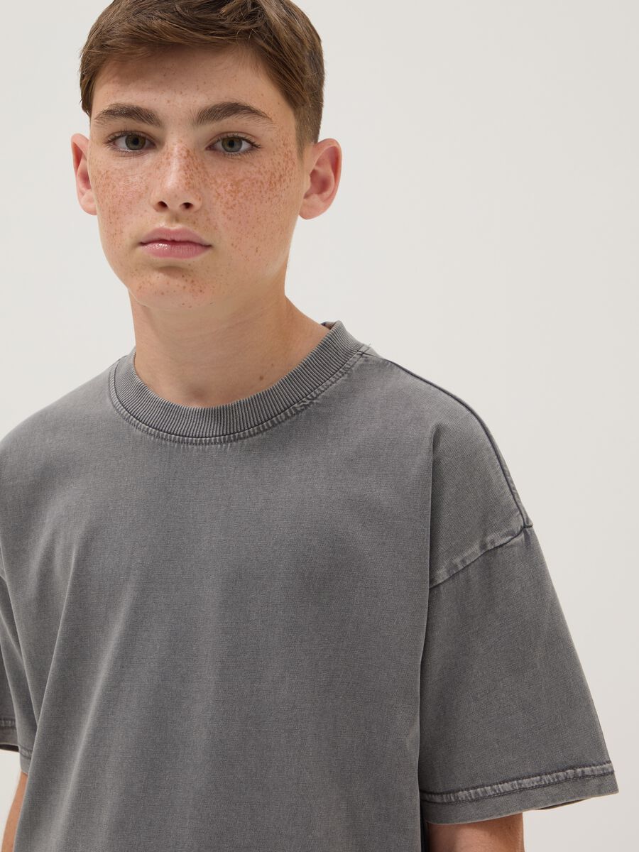 T-shirt grigia in puro cotone a maniche corte da ragazzo oversize fit_0