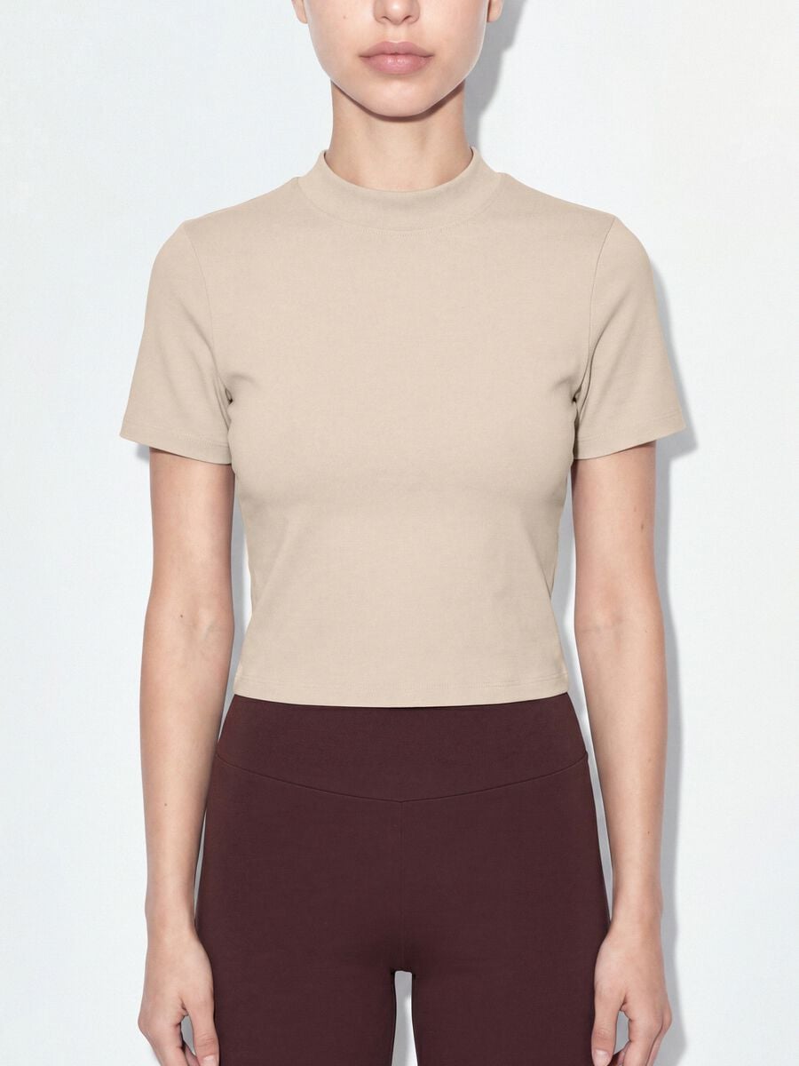 T-shirt fitted beige in cotone elasticizzato con collo rialzato_3