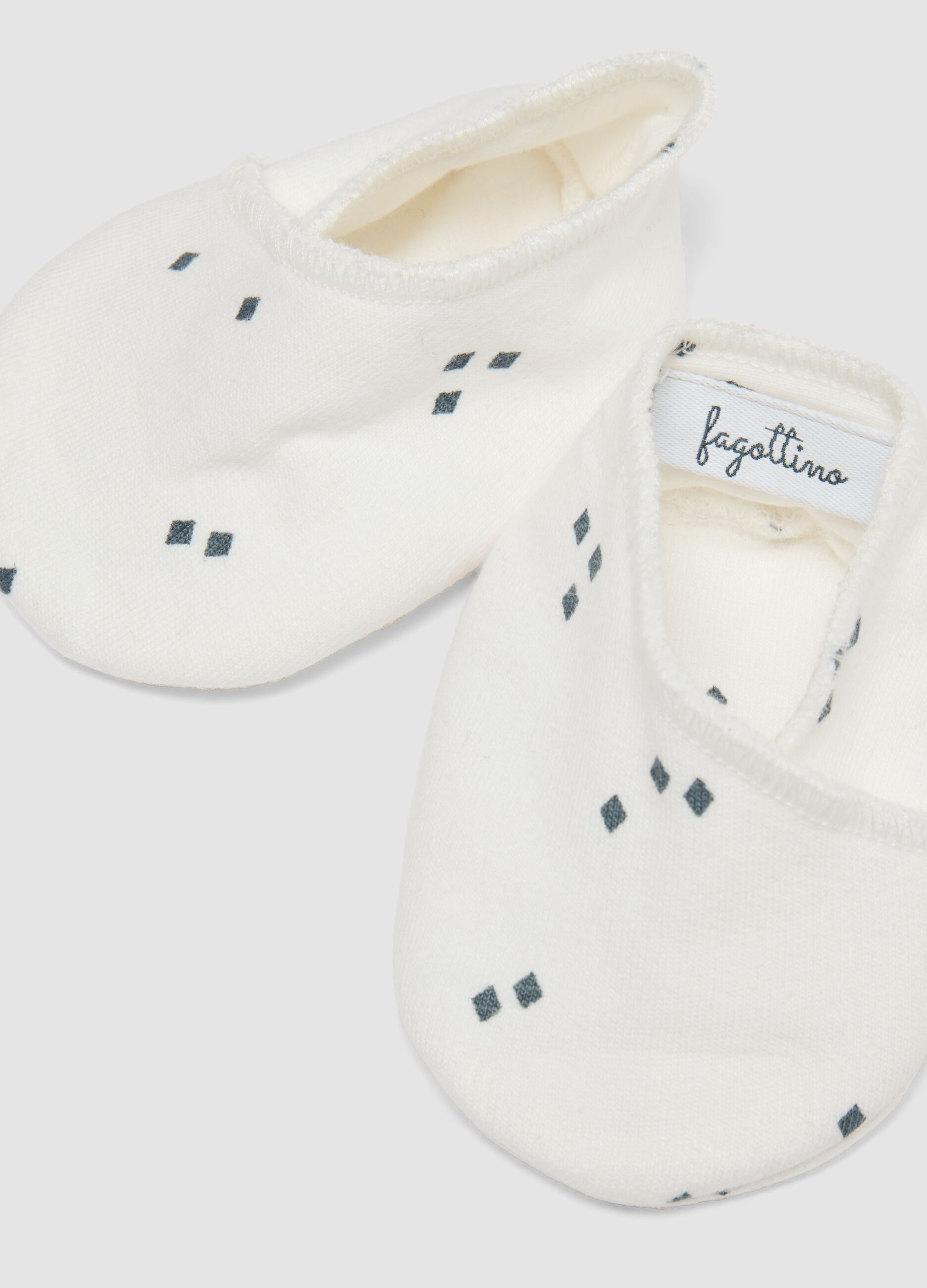 White set with printed hat and booties