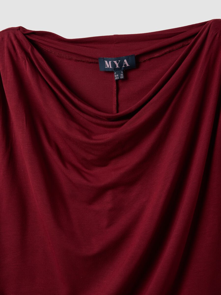 T-shirt rossa in viscosa elasticizzata con scollo drappeggiato_6