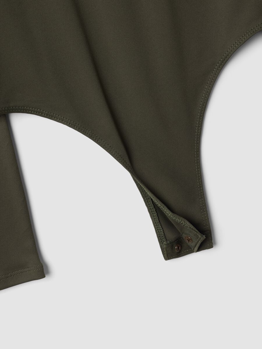 Body verde in tessuto elasticizzato con girocollo fitted_1