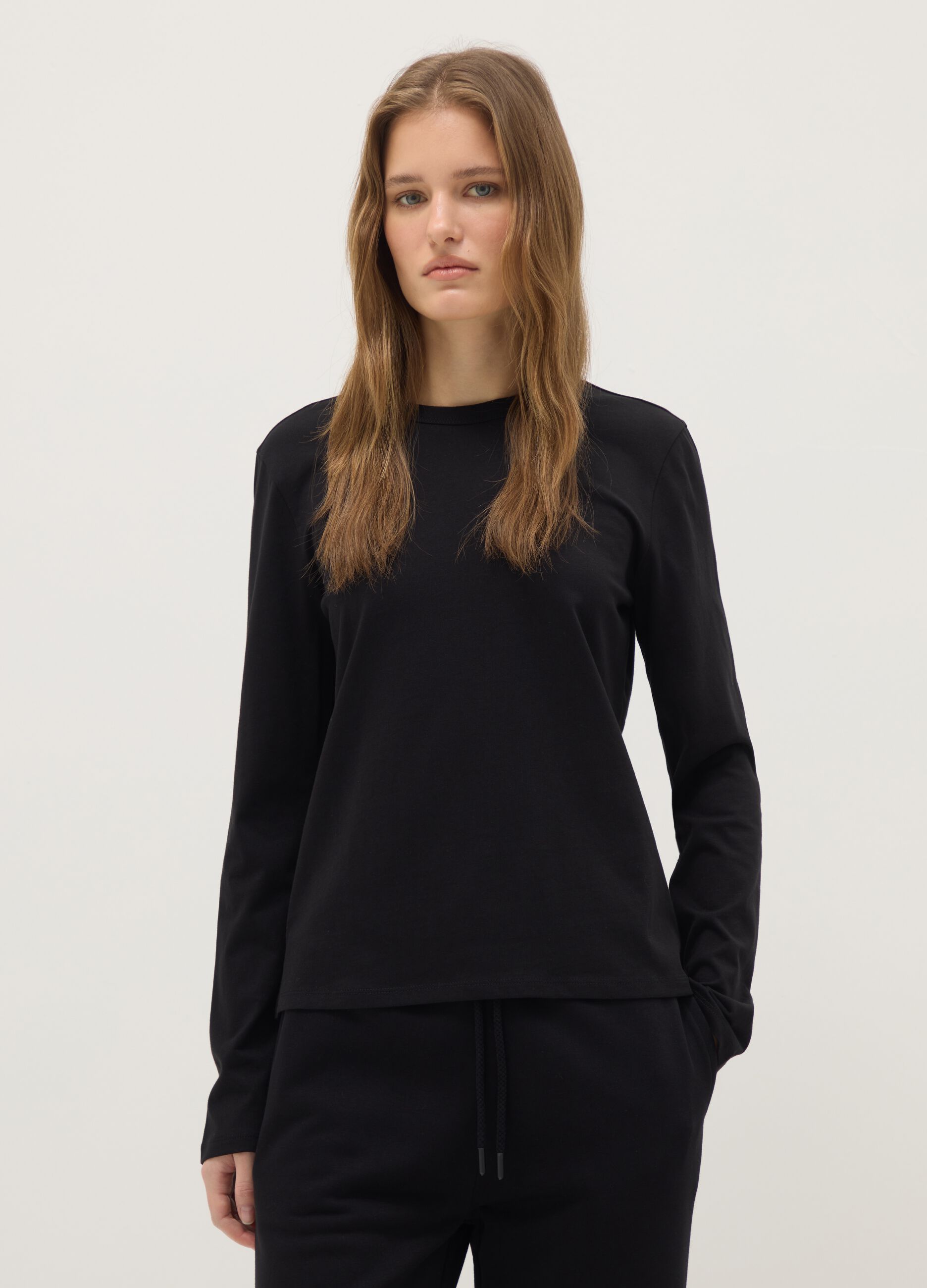 T-shirt nera a maniche lunghe in puro cotone regular fit