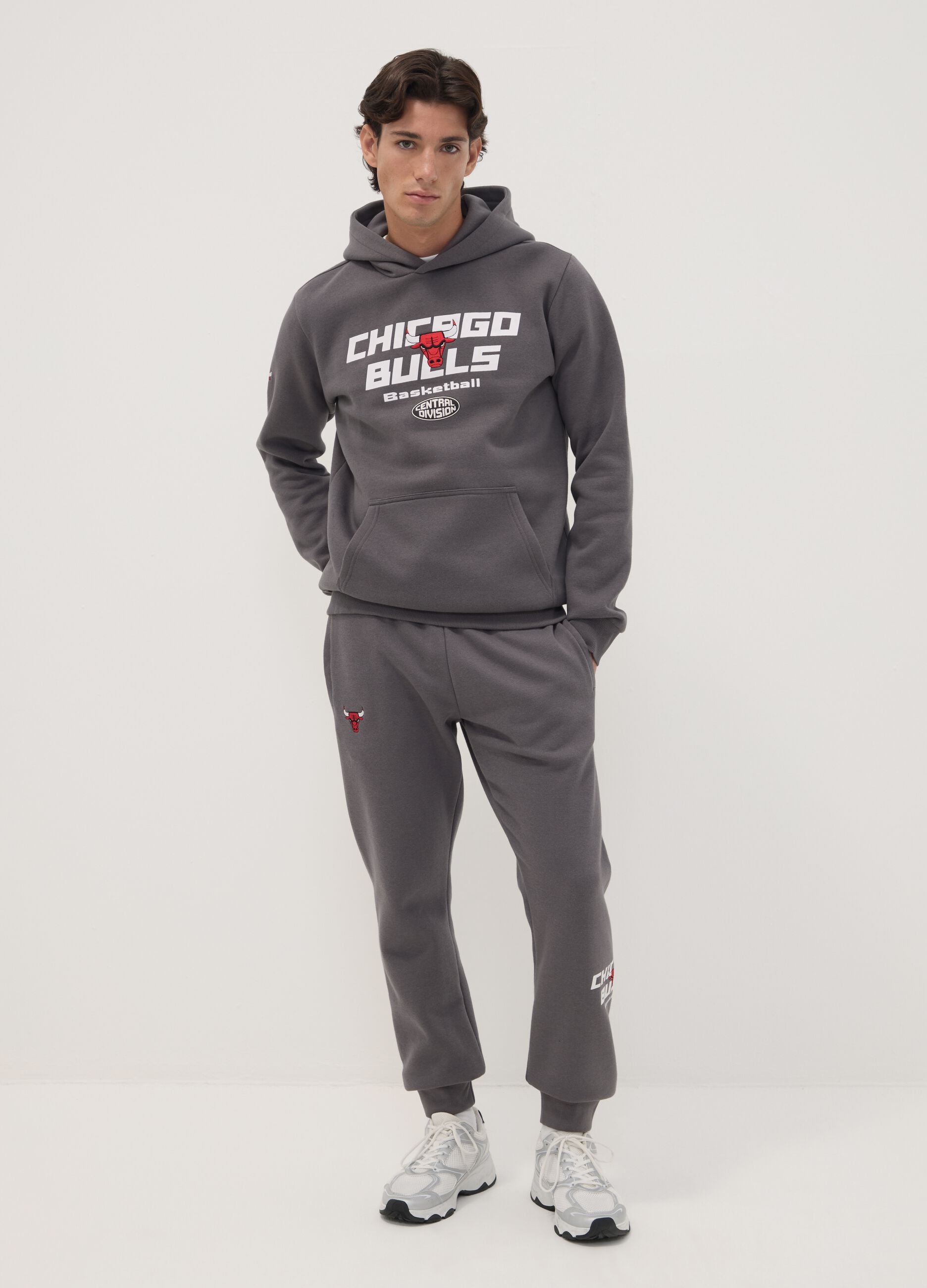 Grey cotton-blend joggers with drawstring and Chicago Bulls print