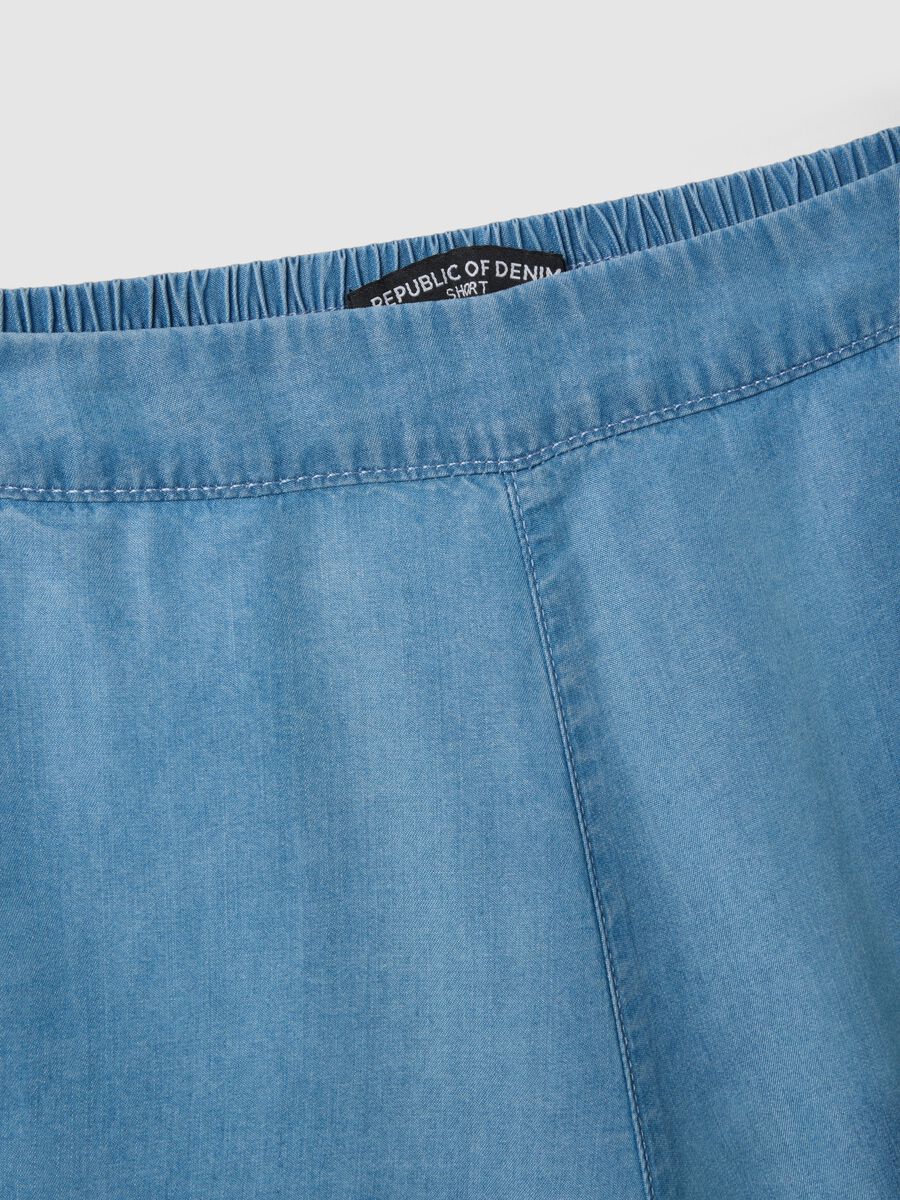 Light blue denim shorts in pure lyocell with elasticated waist, regular fit_5