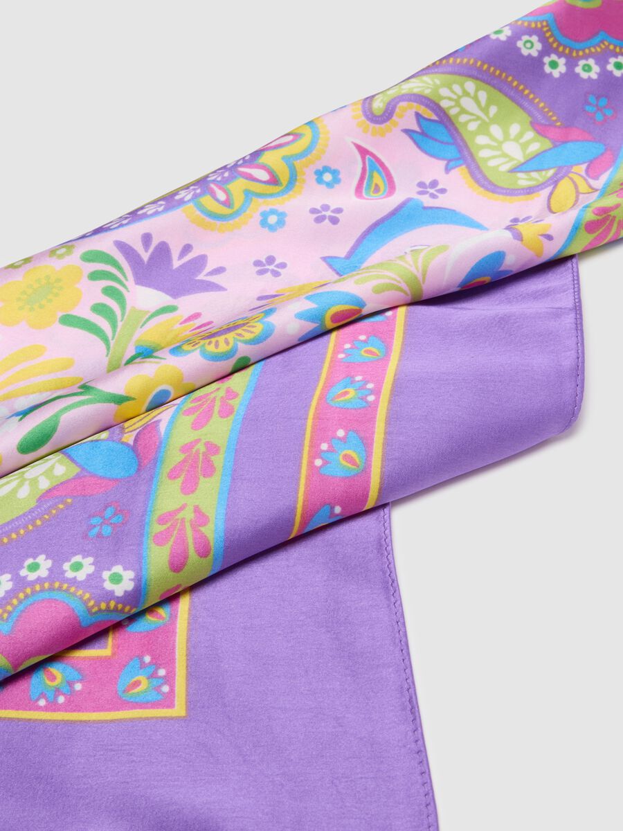 Foulard multicolor con motivi floreali_2