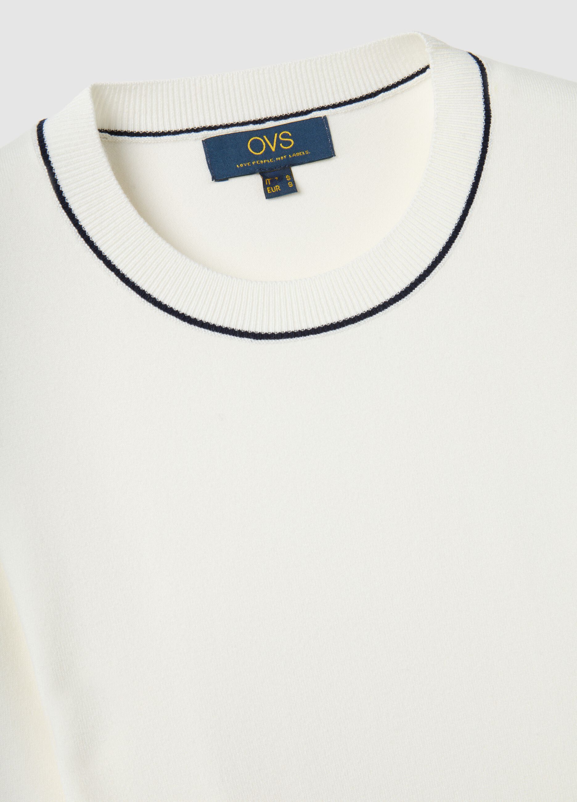 White crew neck sweater regular fit with contrasting details