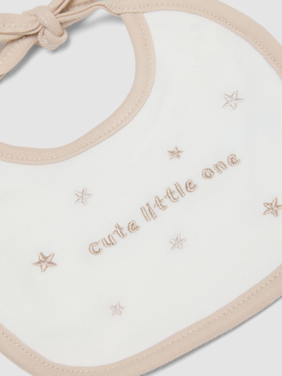 2-pack of grey and pink organic cotton bibs with prints for baby_1