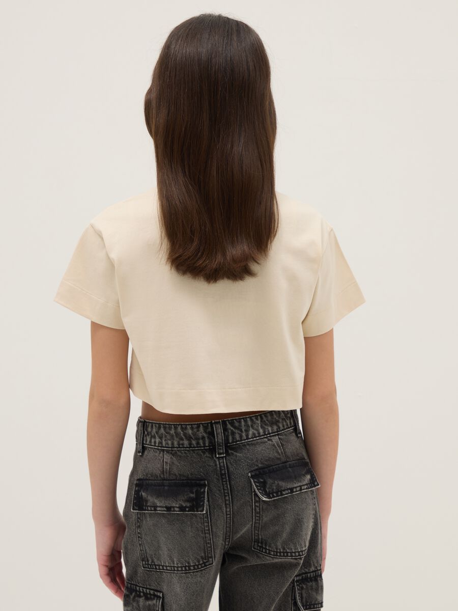 T-shirt in puro cotone beige da ragazza boxy fit con tasca camouflage_1