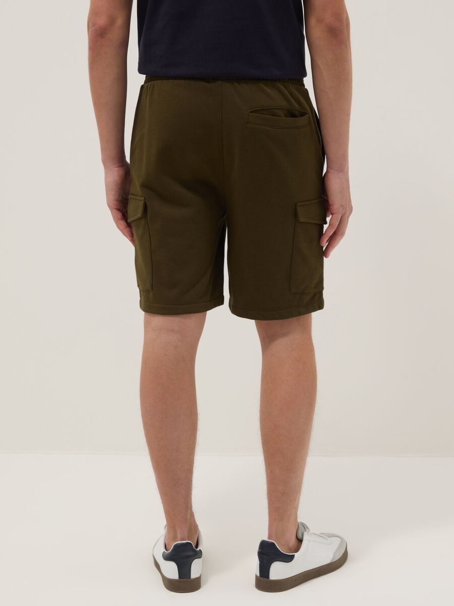 Green cotton-blend cargo shorts with pockets, relaxed fit_2
