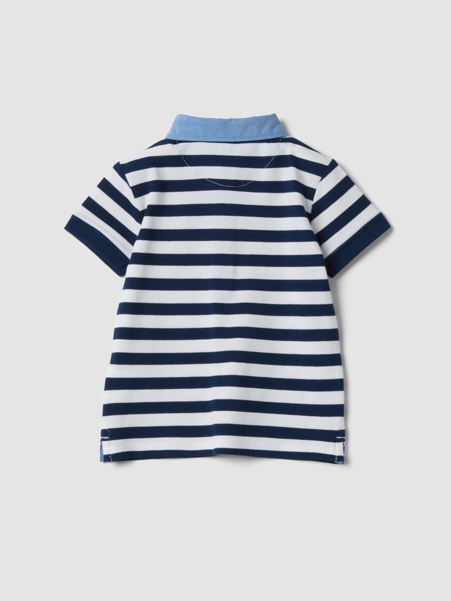 Polo a righe bianche e blu in cotone elasticizzato da bimbo regular fit_1