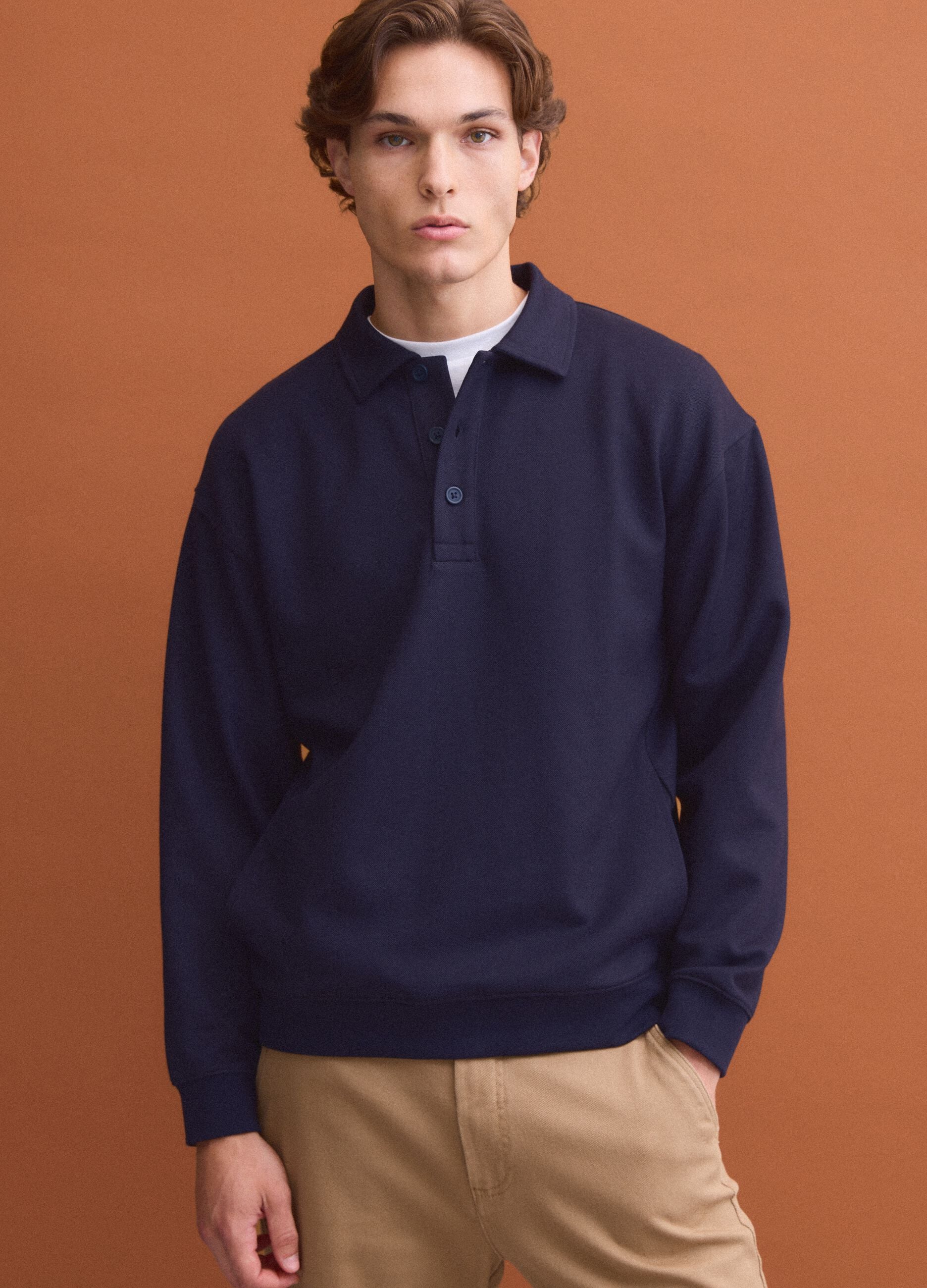 Felpa blu in tessuto elasticizzato con collo polo relaxed fit