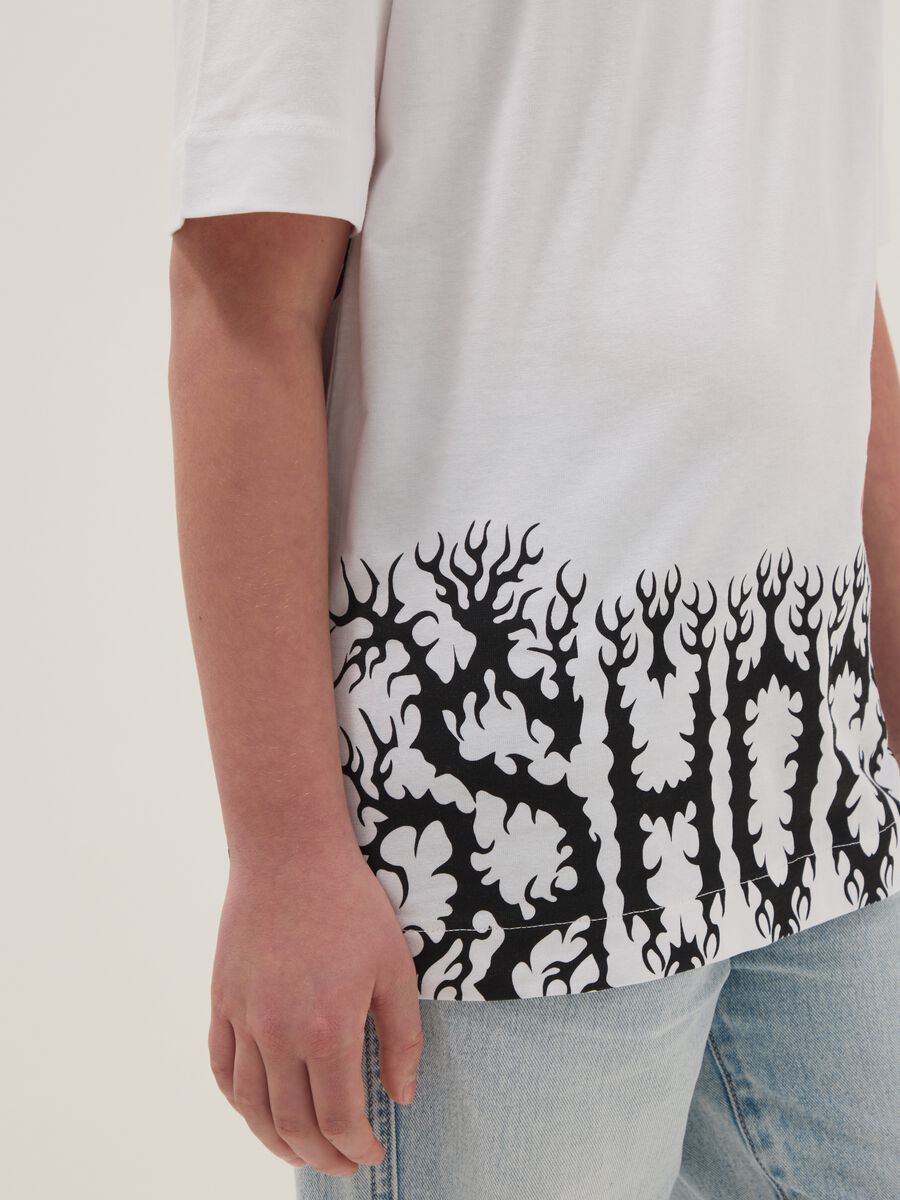 T-shirt in puro cotone bianco da bambino oversize fit con stampa_2