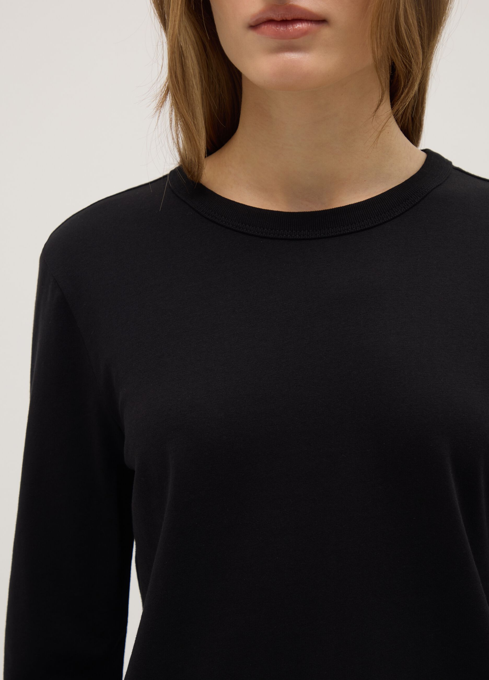 T-shirt nera a maniche lunghe in puro cotone regular fit
