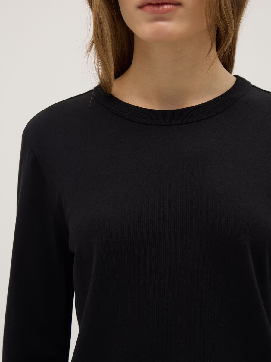 T-shirt nera a maniche lunghe in puro cotone regular fit_3
