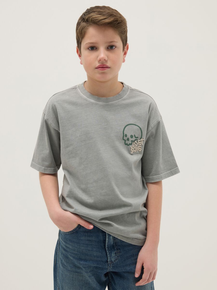 T-shirt in puro cotone verde da ragazzo oversize fit con teschio_0