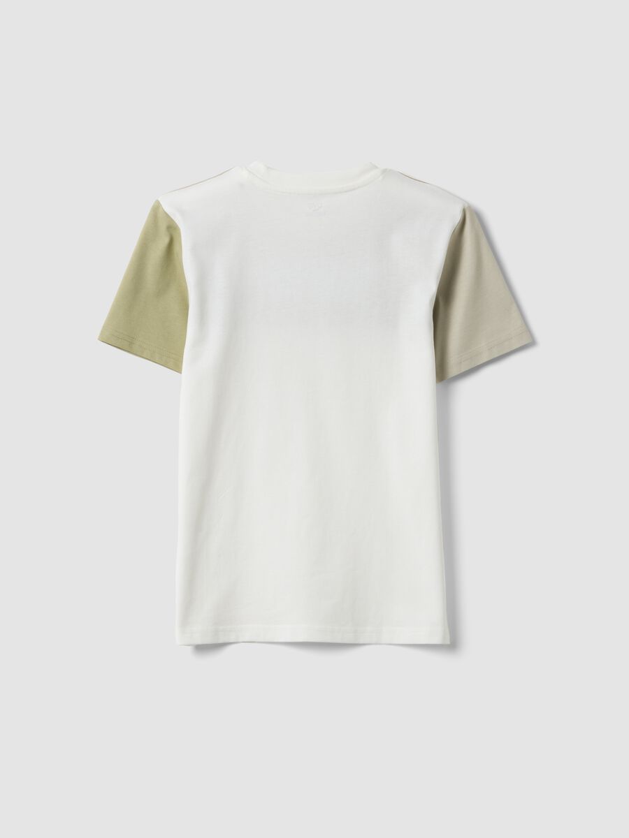 T-shirt bianca in puro cotone da ragazzo con inseriti verdi_4