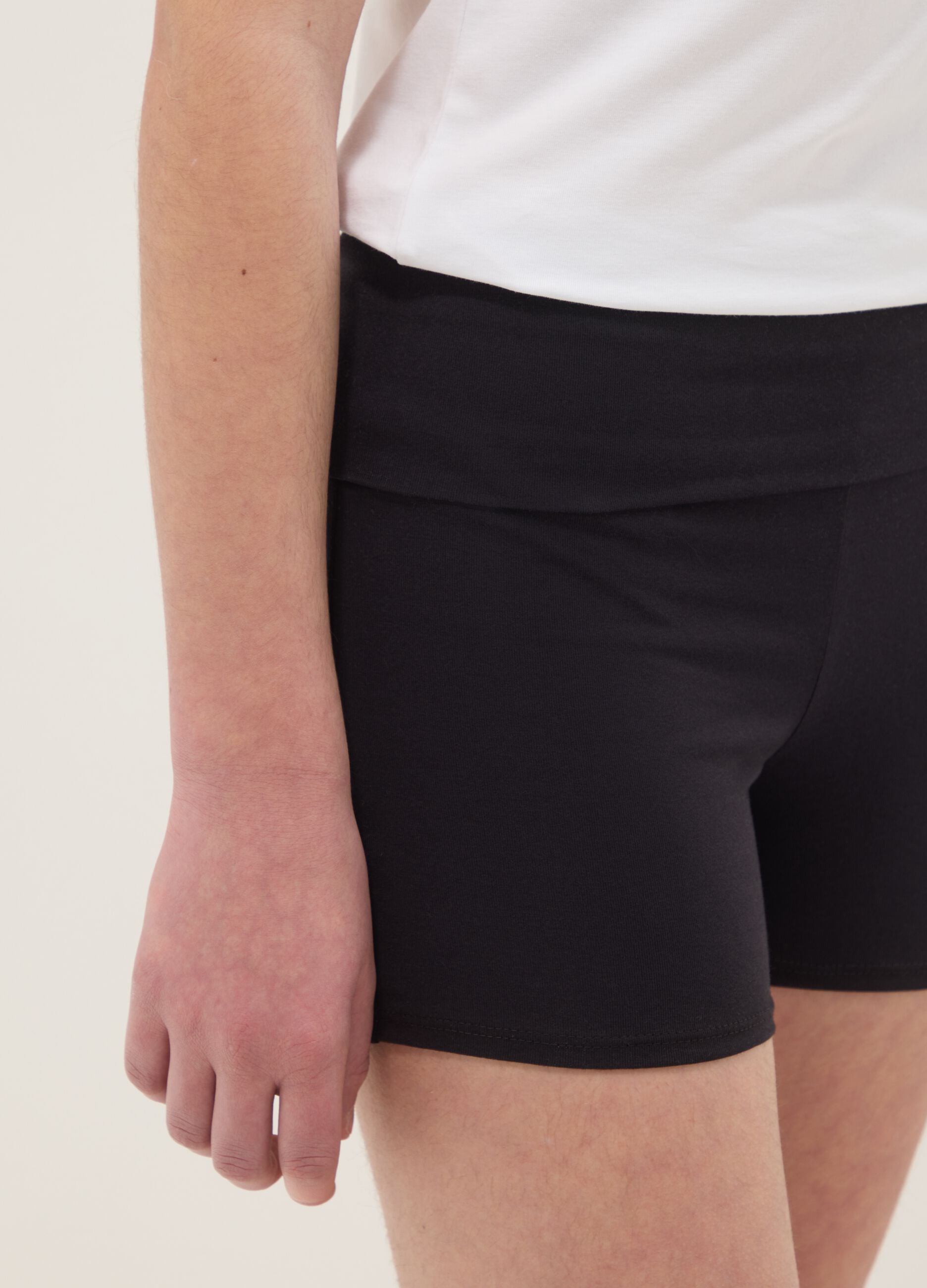Girls&rsquo; slim-fit black stretch organic cotton shorts