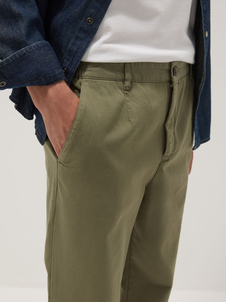 Pantaloni chino verdi in puro cotone carrot fit_3