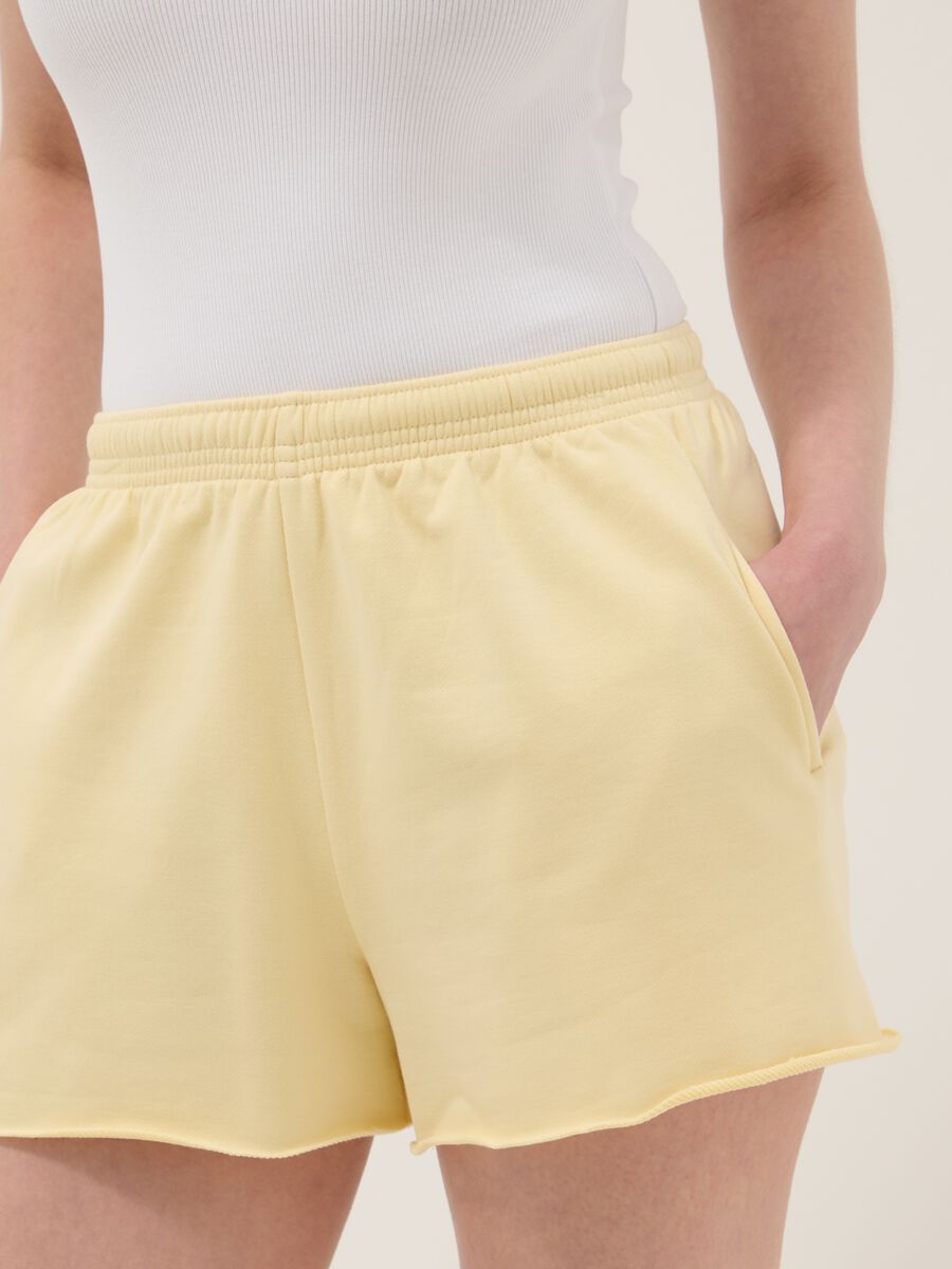 Yellow cotton-blend shorts with elasticated waist, regular fit_3