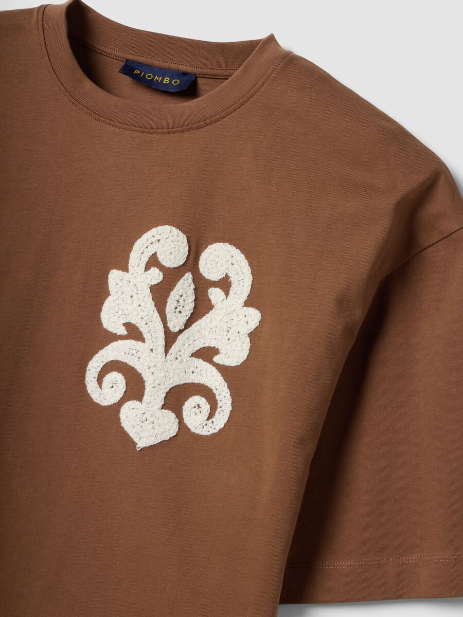 T-shirt marrone in puro cotone con ricami regular fit_5