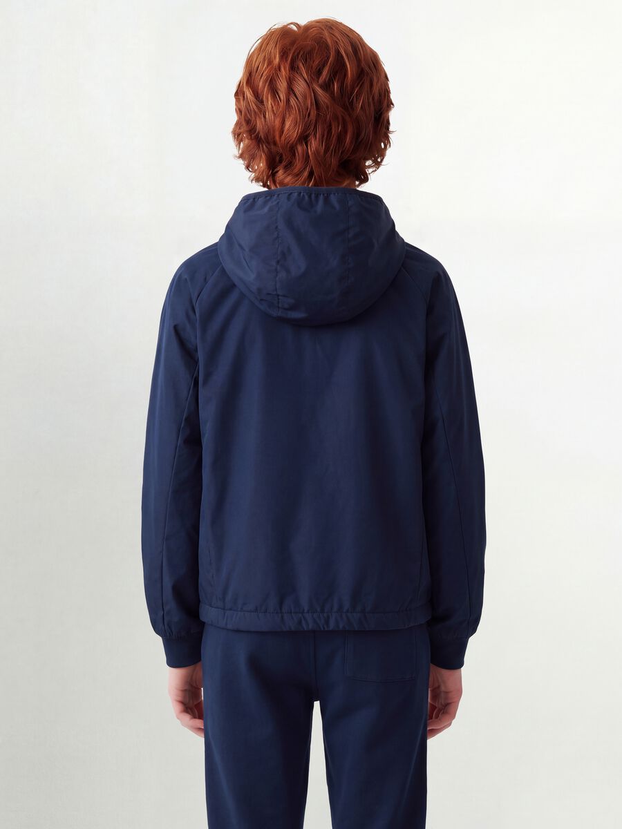 Giacca antipioggia blu con cappuccio e zip per ragazzo_2