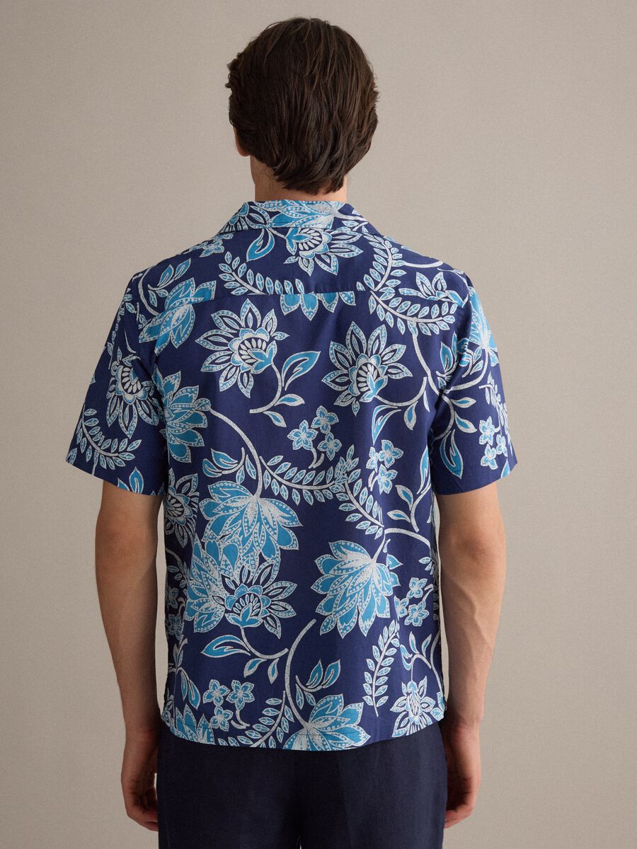Camicia blu in cotone organico a maniche corte con stampa floreale_2