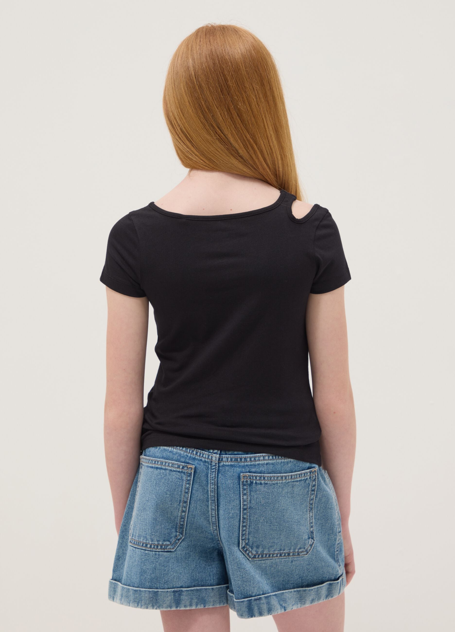 Black organic cotton T-shirt with cut-out shoulder