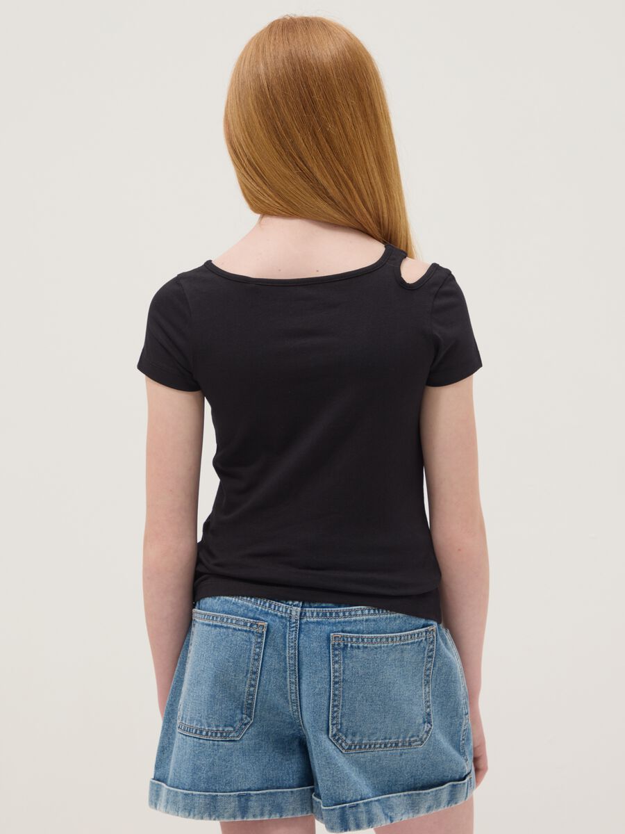 T-shirt nera in cotone organico con spalla cut-out_2