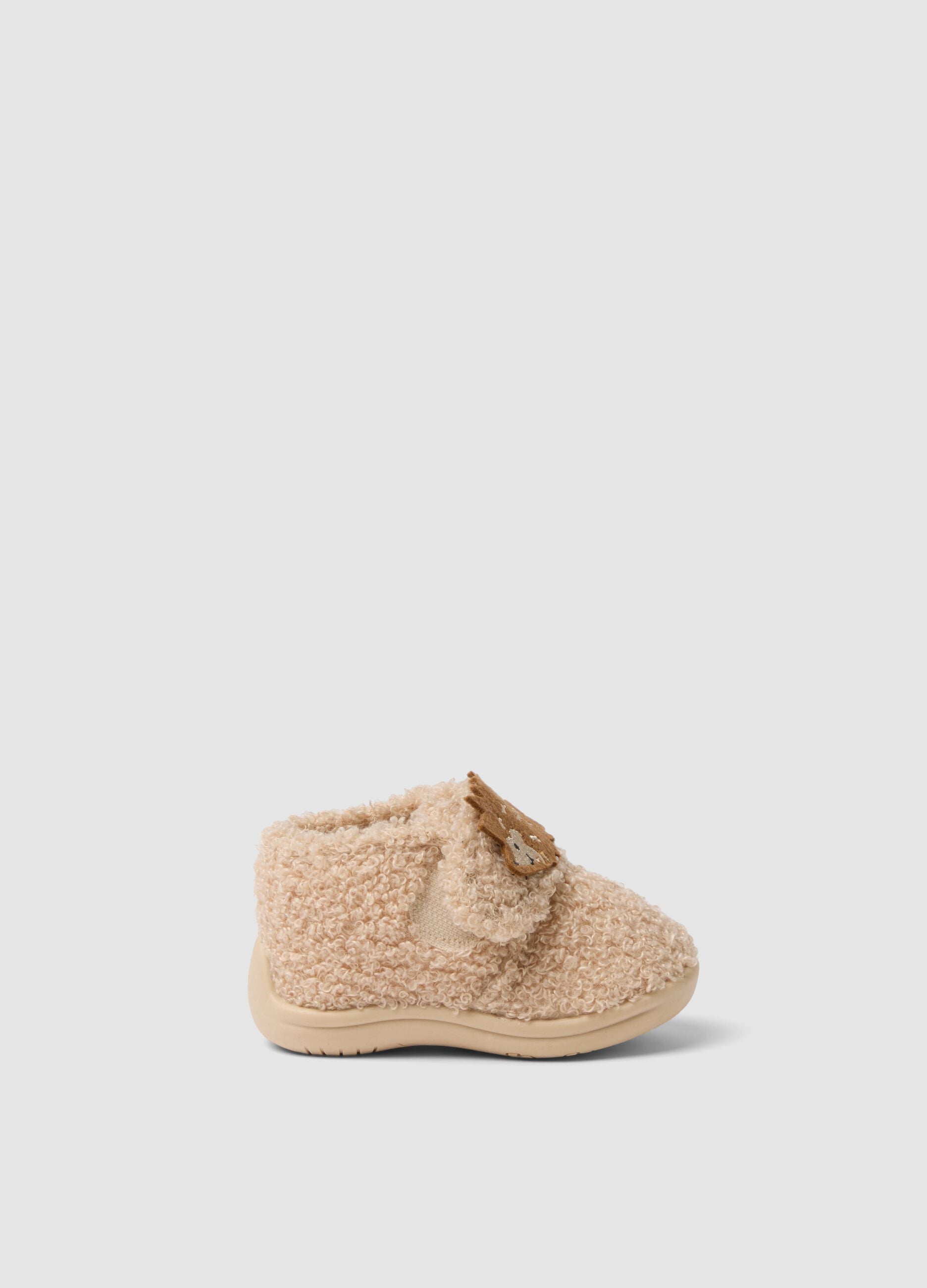 Beige baby slippers with hedgehog appliqu&eacute;