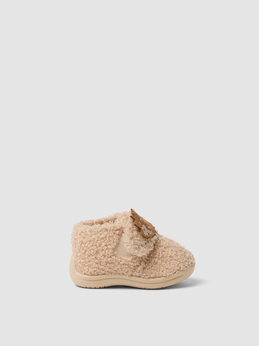 Beige baby slippers with hedgehog appliqu&eacute;_0