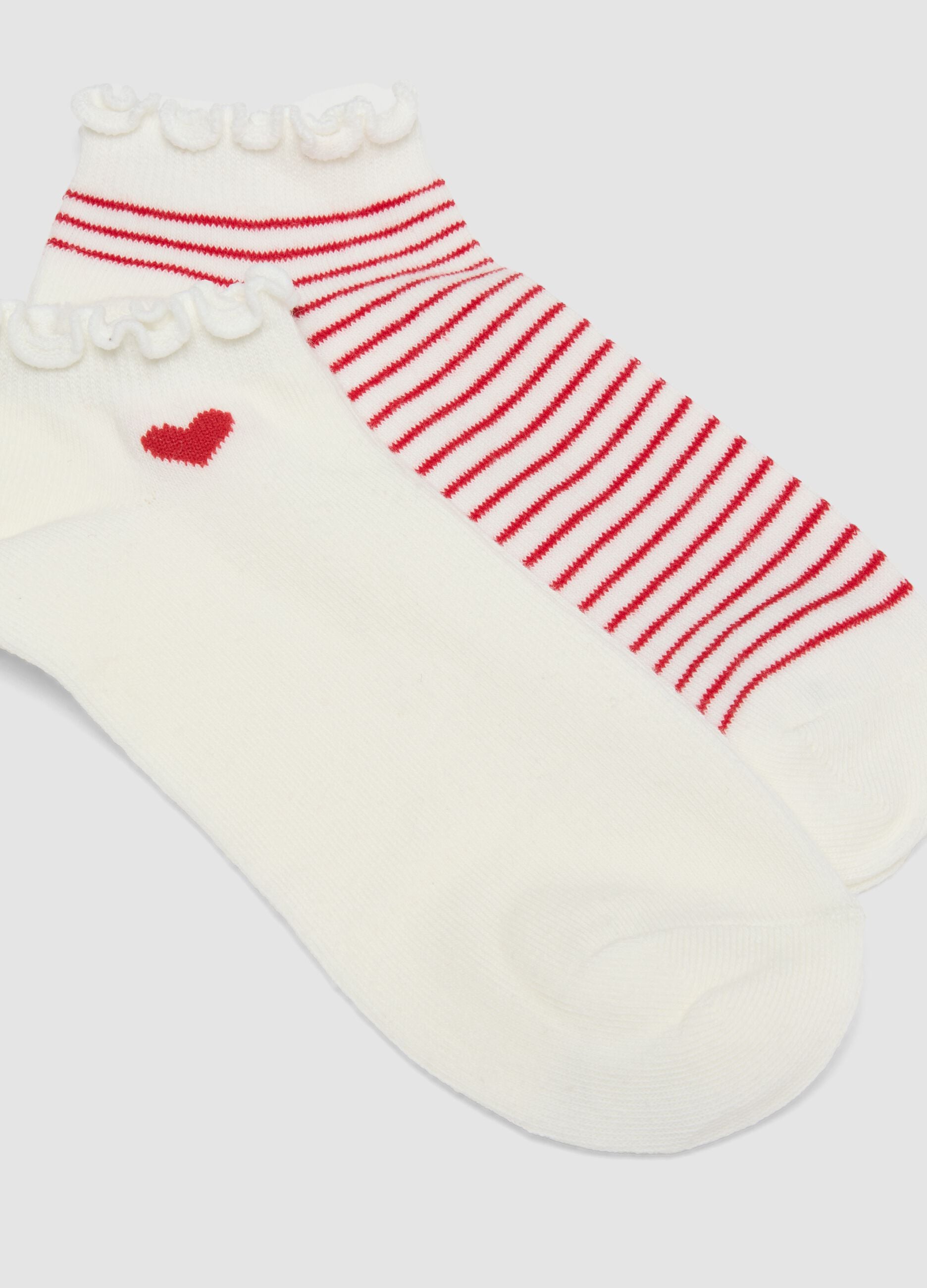 3-pack of white organic cotton-blend socks with scalloped trim