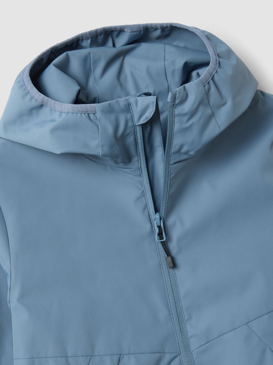 Giacca antipioggia over fit blu con cappuccio e zip per ragazzo_6