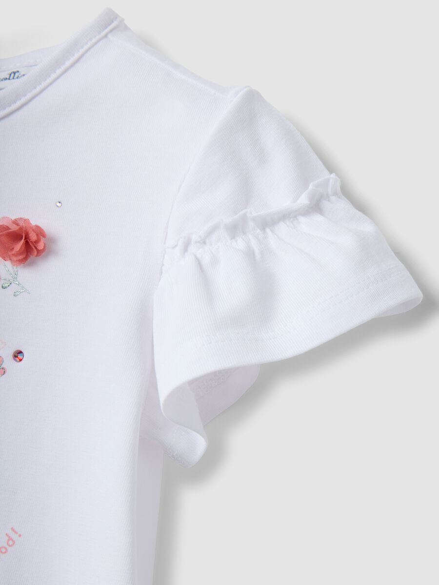 T-shirt in cotone elasticizzato bianco da bimba regular fit con fiori_3