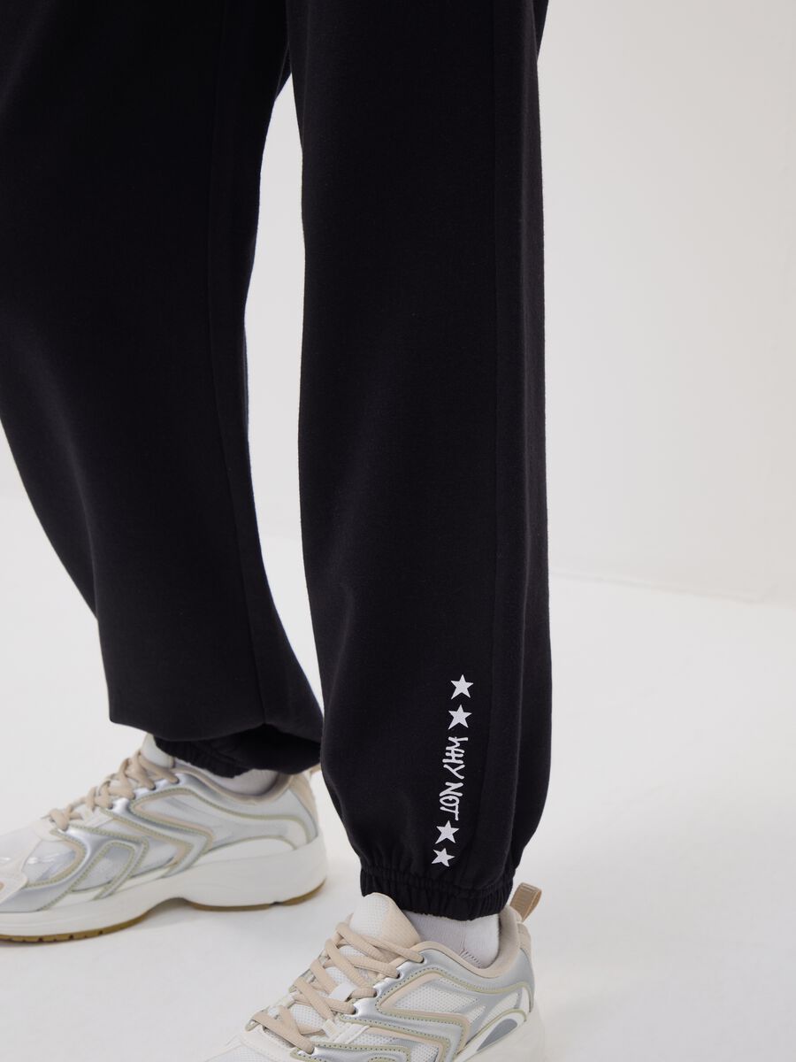 Black organic cotton-blend jogger trousers with printed detail for girls_2