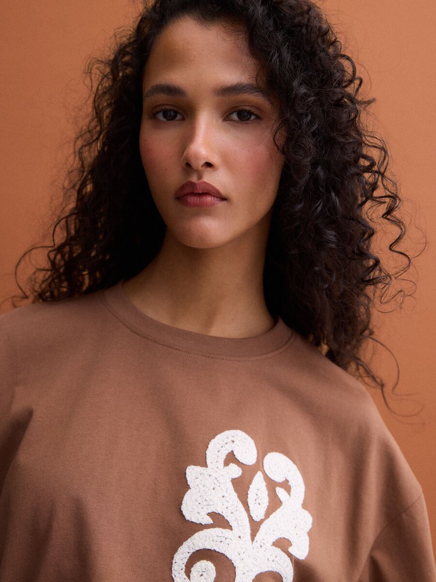 T-shirt marrone in puro cotone con ricami regular fit_0